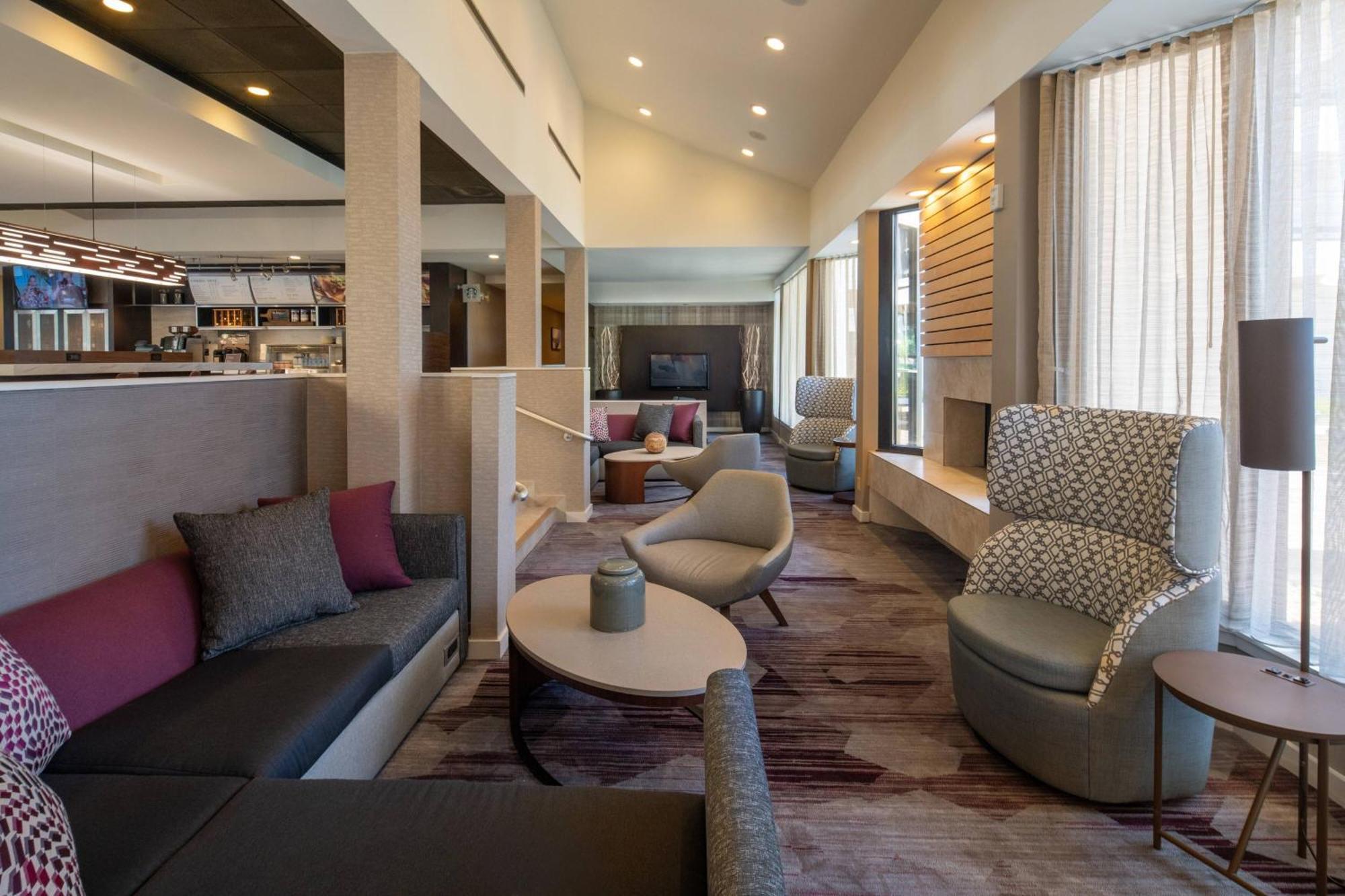 Courtyard By Marriott East/park Avenue